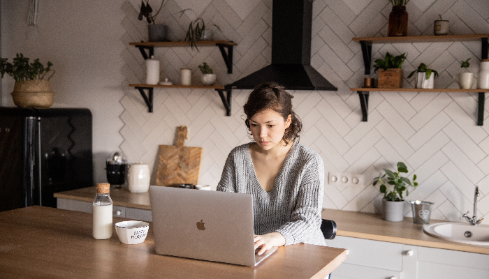 El primer paso importante para abrir un negocio online, es elegir los productos que vas a vender. Una forma de generar ideas de productos es pensar en las necesidades que hay en el mercado.